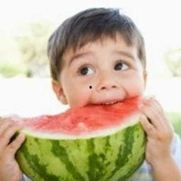 宝宝吃瓜卡通头像,萌趣瞬间，瓜果乐园里的欢乐时光